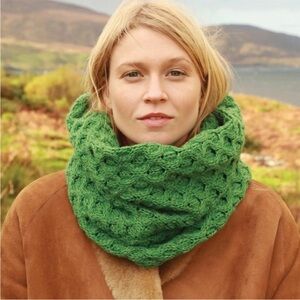 NWT Aran Crafts Snood 100% Merino Wool Honeycomb Infinity Scarf Kiwi